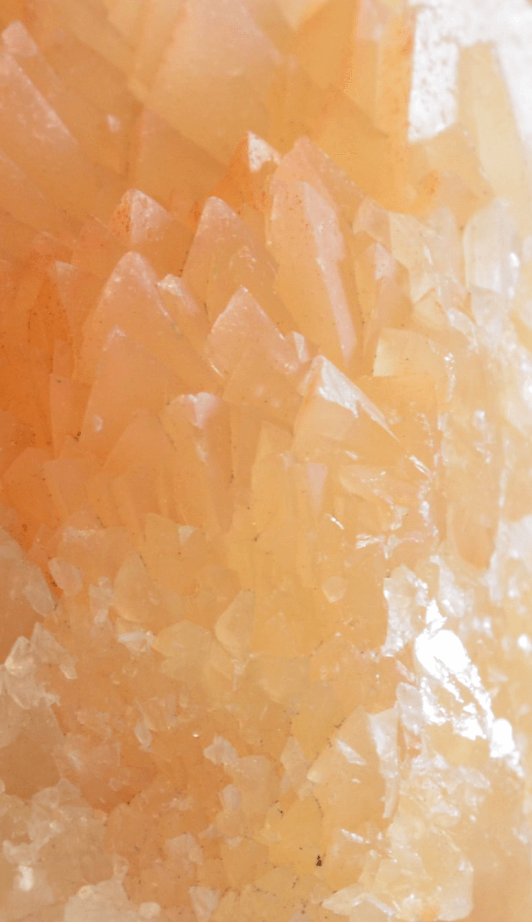 Photo d'un cristal de roche au couleurs orangées.