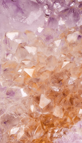 Photo de cristaux dans les ton violet et orangés.