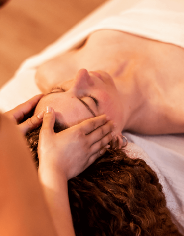 Photo d'un massage de la tête.