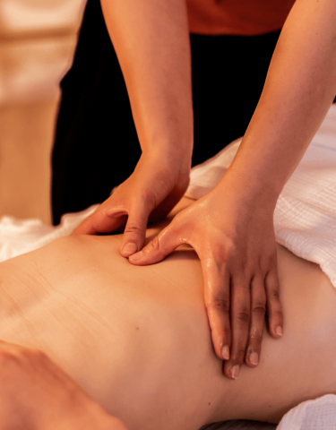 Photo d'un massage du ventre.