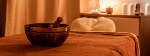 Photo d'un bol tibétain posé sur la table de massage.