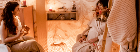 Photo d'Anaïs et une cliente lors d'un échange pendant le rituel.