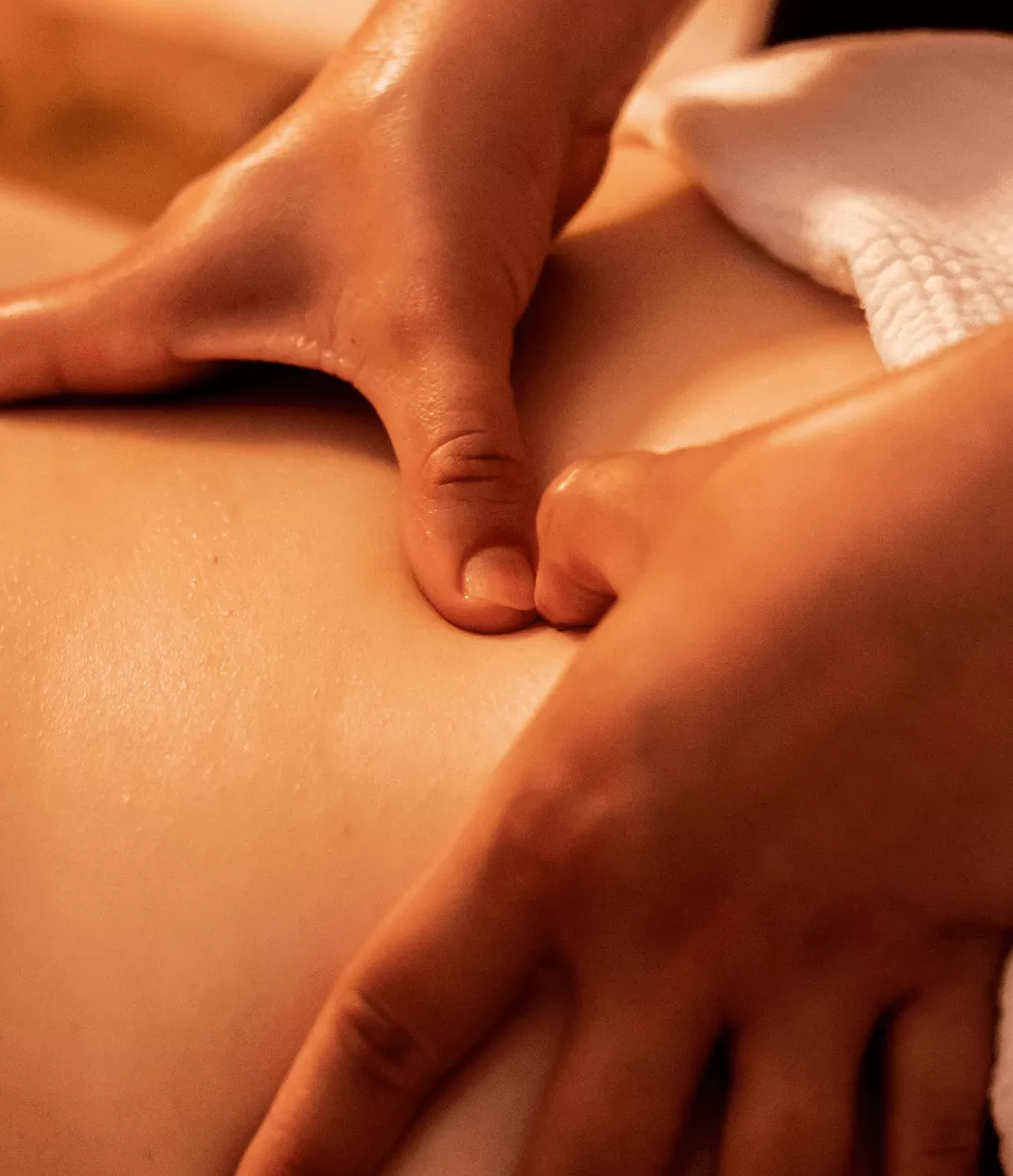 Photo focalisée sur deux mains en train de massage un noeud musculaire.