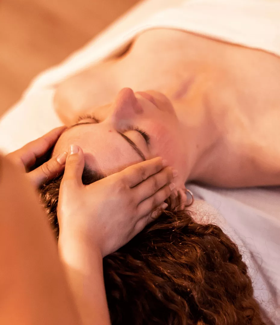 Massage du visage d'une femme au niveau des temporaux. 