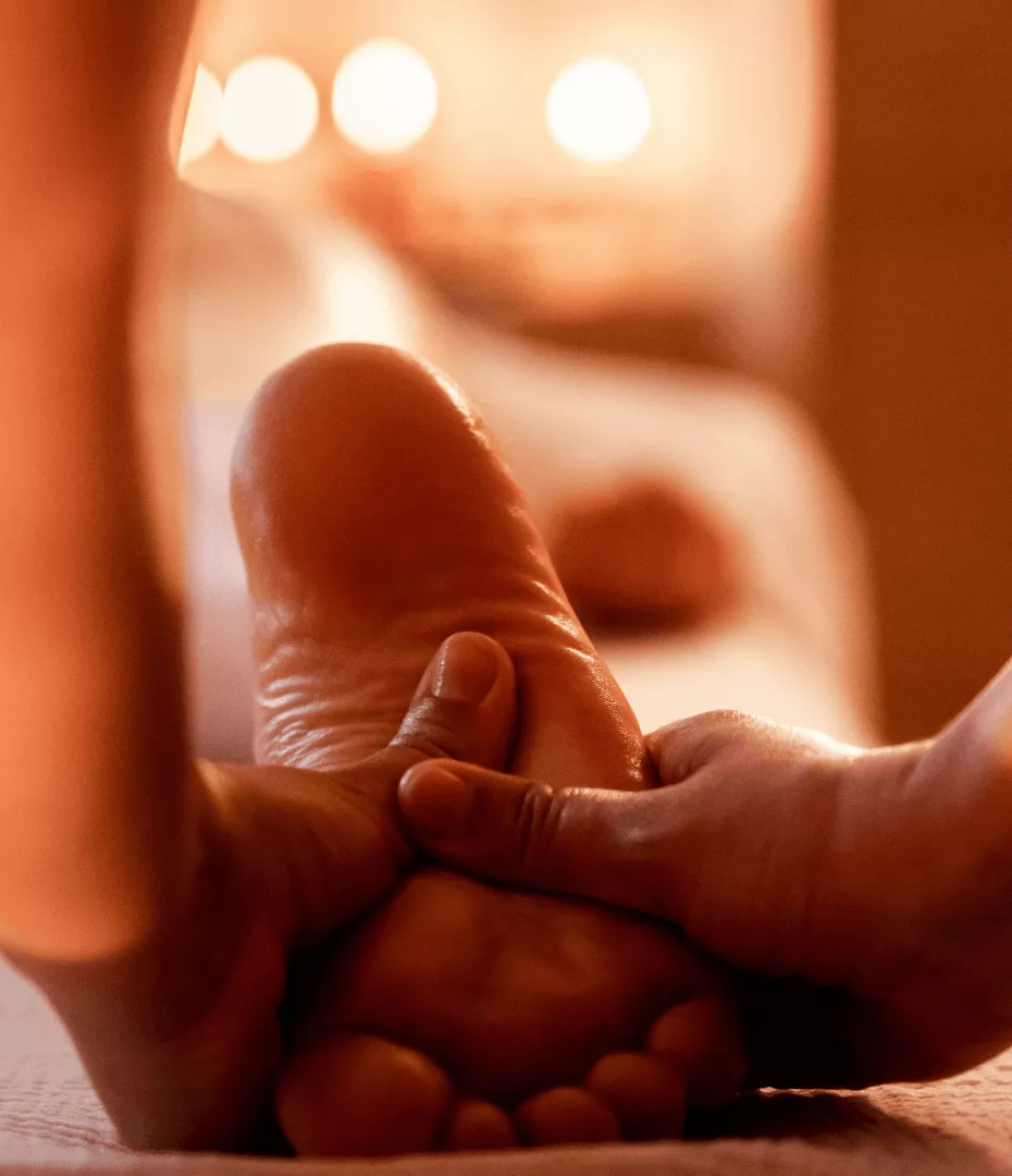 Massage d'un pied avec les pouces. 
