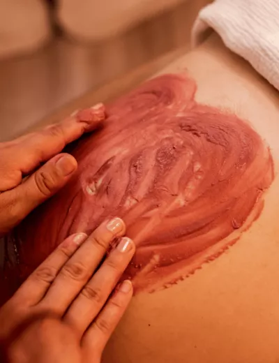 Photo d'un cataplasme sur le ventre d'une femme enceinte.