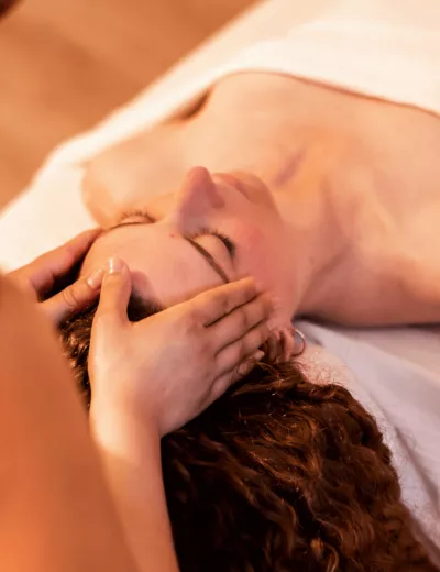 Photo d'un massage de la tête.