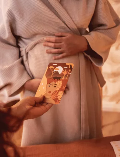 Photo d'une carte d'oracle tirée par une femme enceinte.