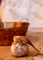 Photo d'une bassine en cuivre avec un pot de sel parfumé.