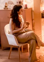 Photo d'Anaïs assise dans un fauteuil.