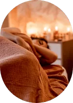 Photo d'un femme allongée sur une table de massage.